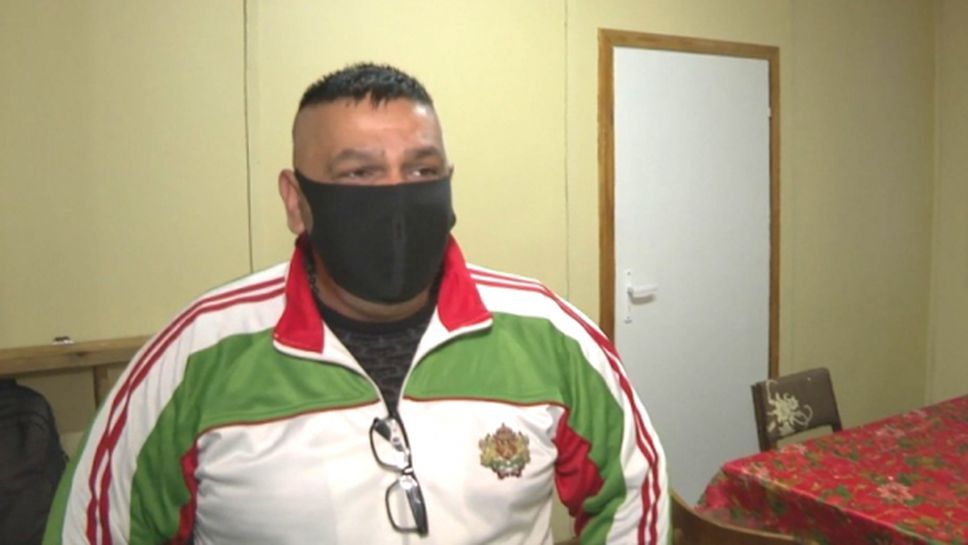 Заради липса на пари: Треньор по щанги и семейството му спаха на пода на залата за тренировки (видео)