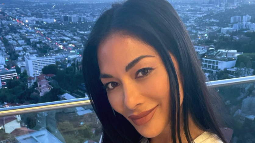 Бившата на Гришо изкушава с голямо деколте