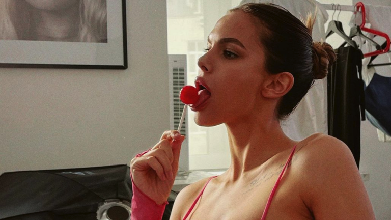 Неустоимата Виктория Одинцова пак намери пикантен начин да напомни за