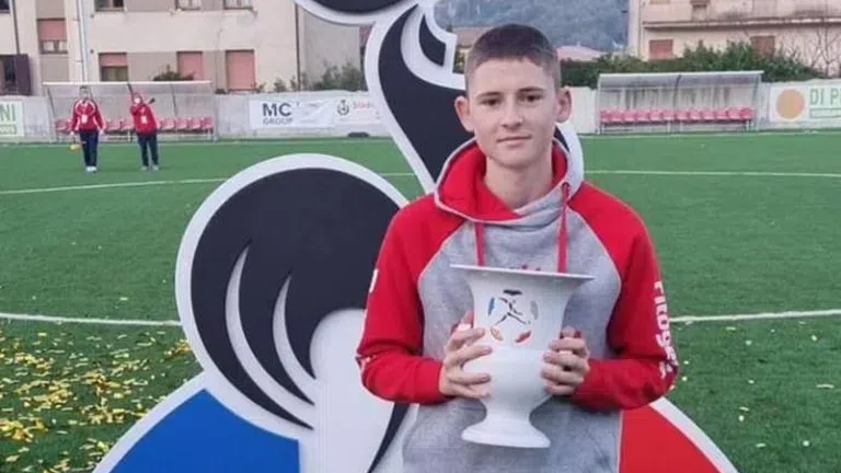 Футболни звезди се обединяват в подкрепа на 13-годишния Стивън