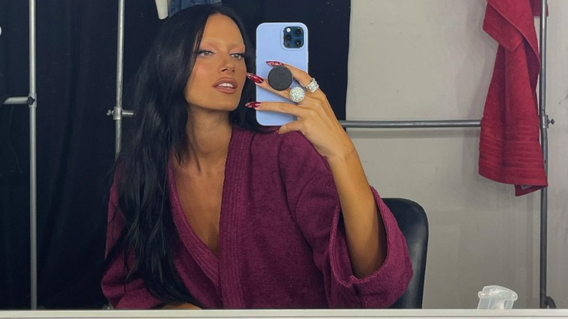 Звезда на Юве награби гаджето в разголена фотосесия