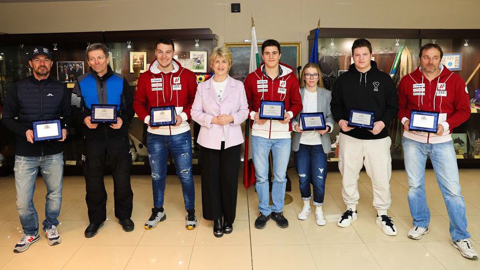 Министър Весела Лечева награди медалистите в сноуборда и техните треньори