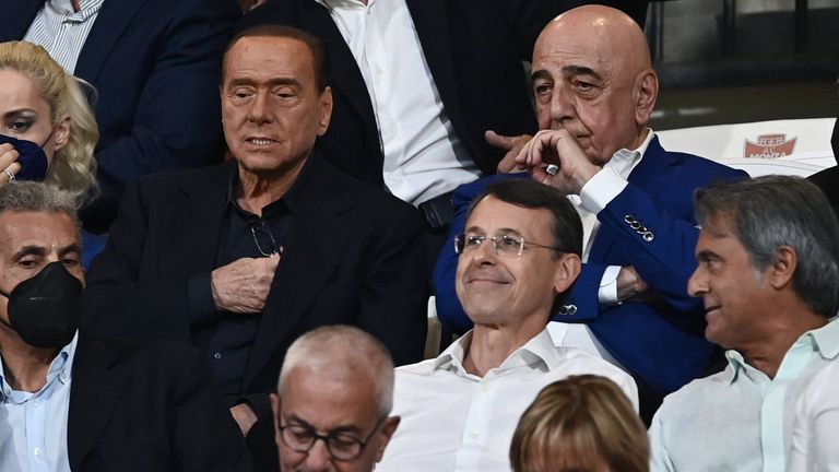 Президентът на Монца Силвио Берлускони говори пред Скай Спорт Италия