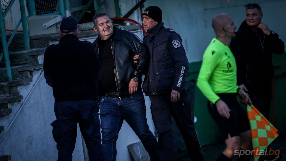 Полицията и охраната изгониха фен от терена и стадиона непосредствено преди Пирин - Левски