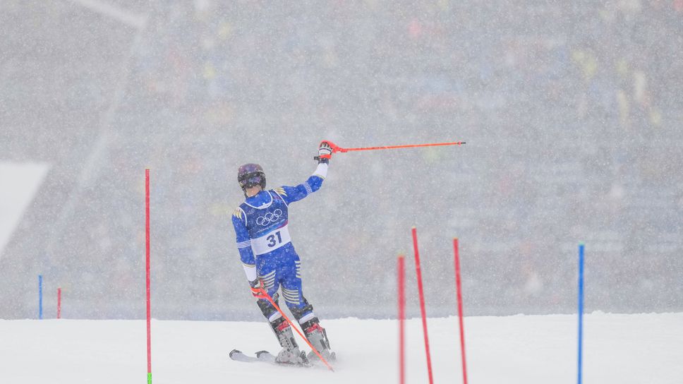 Ей Джей Джинис сложи емоционален край на състезателната си ски