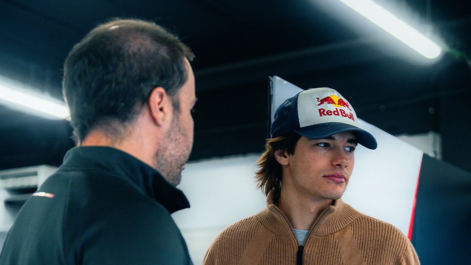 Българският пилот Никола Цолов стартира единствения предсезонен тест във Формула