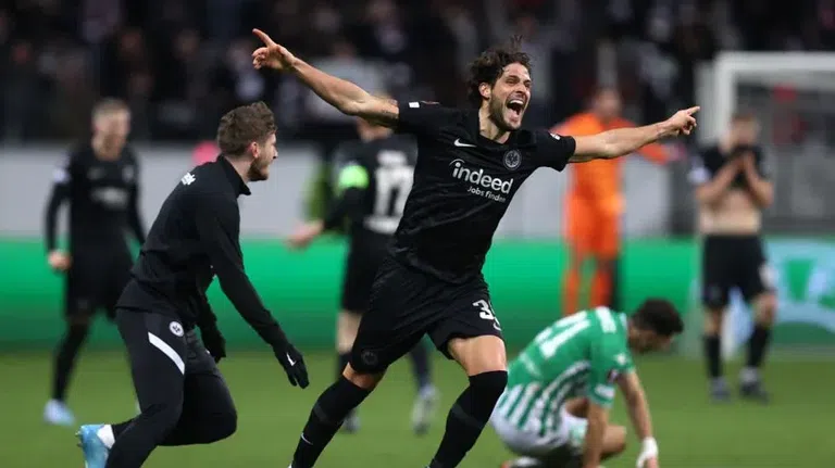  Голяма драма прати Айнтрахт на 1/4-финала 