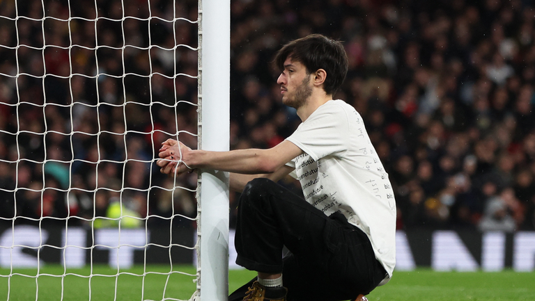  Мъж опита да се завърже за гредата по време на Арсенал - Ливърпул 