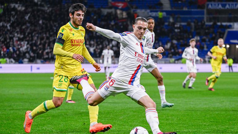 Лион направи трето поредно равенство в Лига 1 Отборът на