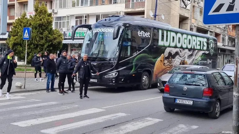 Футболният тим на Лудогорец пристигна в Пазарджик за утрешния си