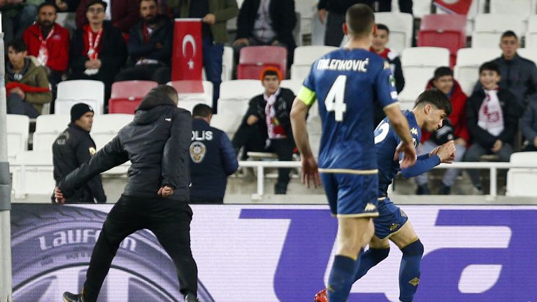 Халфът на Фиорентина Алесандро Бианко бе ударен от привърженик на