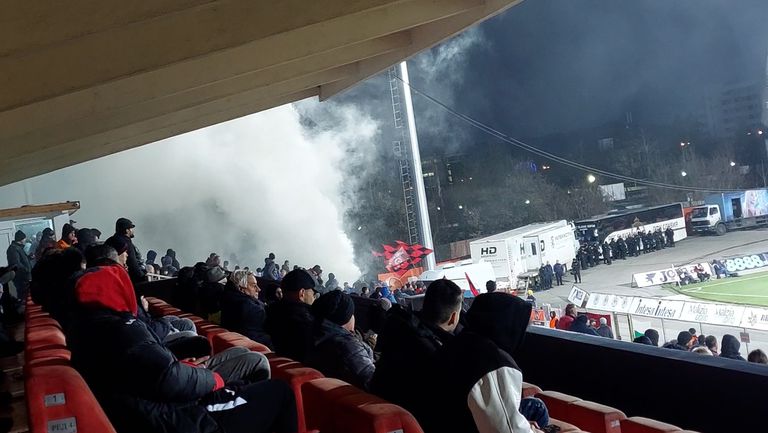 Димки прекъснаха играта на стадион "Локомотив"