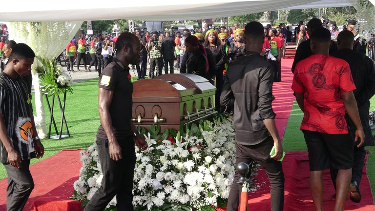 Хиляди ганайци се събраха около сградата на парламента в Акра