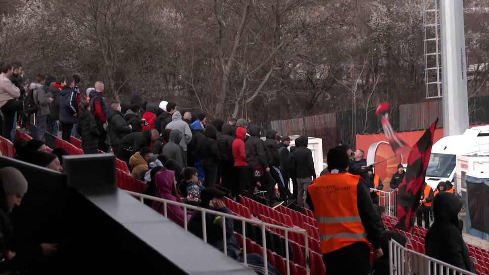 Феновете на Локомотив (София) са до отбора си в столичното дерби срещу Славия