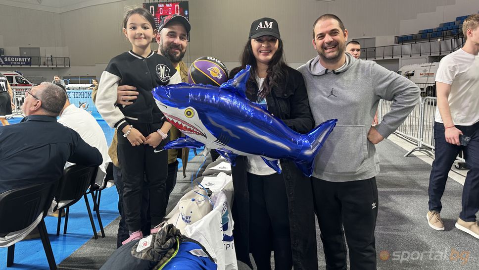 Фенове влязоха с акула в "Арена Бургас"
