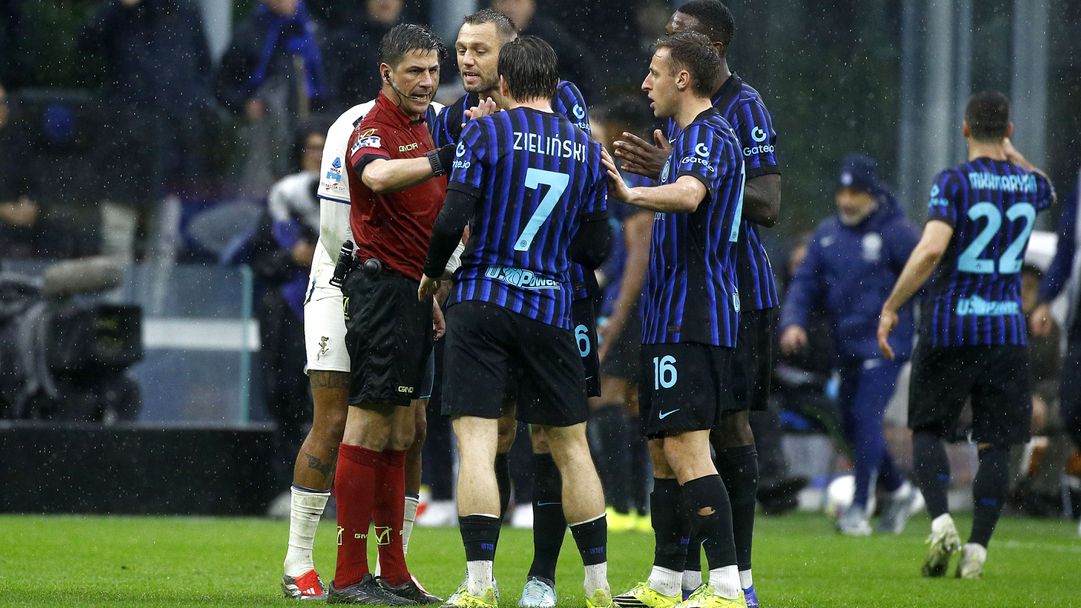 Интер трябваше да получи дузпа срещу Аталанта, призна съдийски шеф