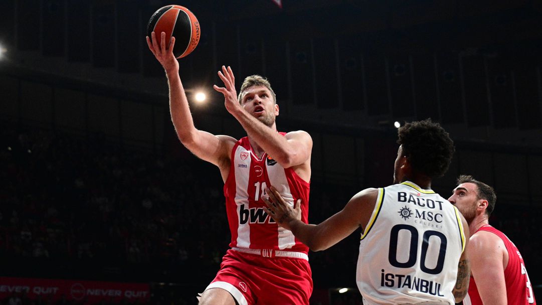 Извънземен Фурние съкруши Фенербахче, Везенков с блестящ мач