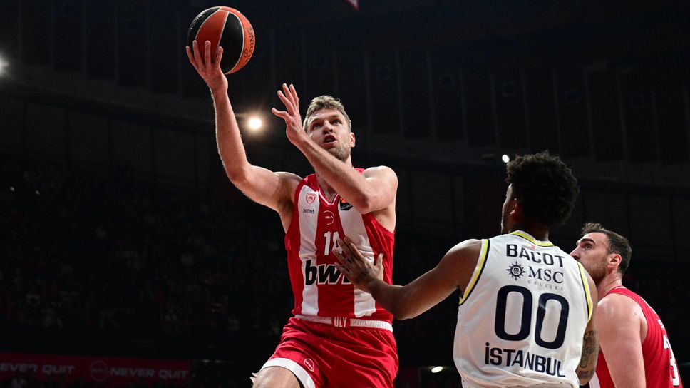 Извънземен Фурние съкруши Фенербахче, Везенков с блестящ мач