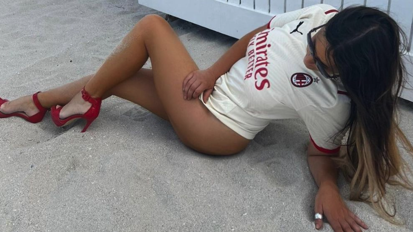 Най-горещата фенка на Милан се разголи