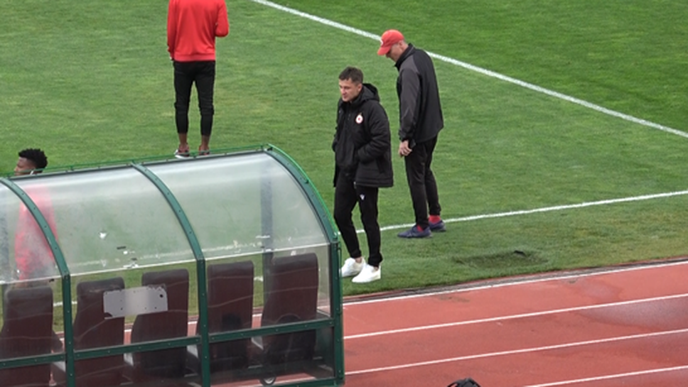 Саша Илич изведе своите футболисти на стадион "Васил Левски" преди дербито с Левски