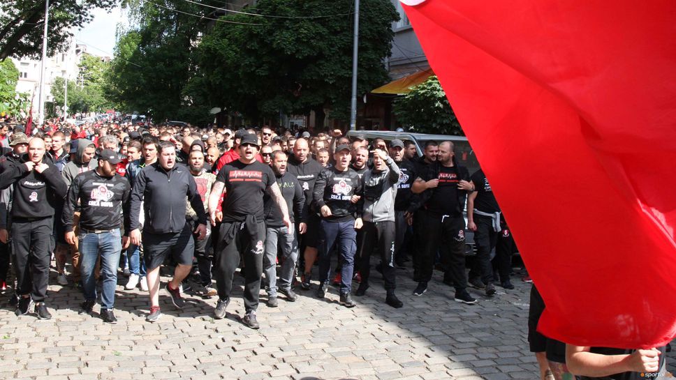 Ето как премина шествието на феновете на ЦСКА - София, хиляди се отправиха към сектор "Г"