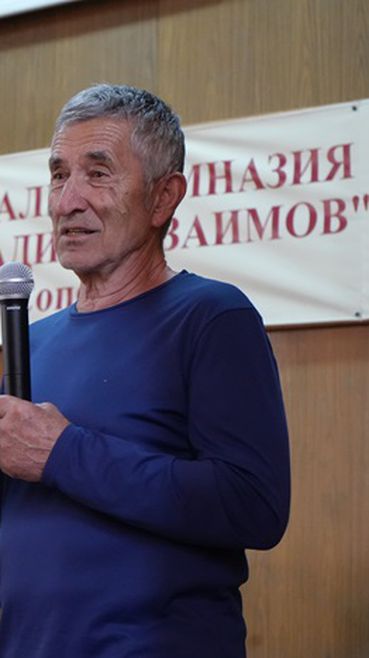Легендарен алпинист от българската експедиция "Еверест 1984" зарадва ученици в Сопот