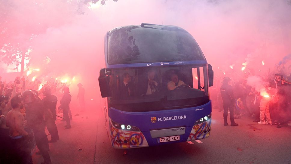 Феновете на Барселона нападнаха автобуса на любимците си, объркаха го с този на ПСЖ