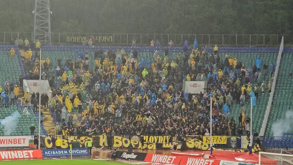 Верните фенове на "канарчетата" са до отбора си в София, въпреки проливния дъжд