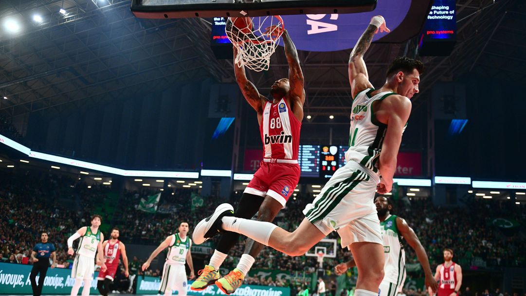 Тайрик Джоунс отнесе наказание от три мача в Гърция заради обиден жест към феновете на Панатинайкос