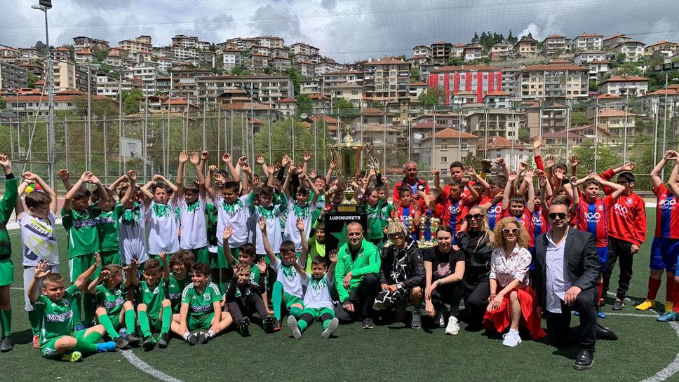 Ренета Камберова и шампионската купа на Лудогорец зарадваха младежи в Смолян