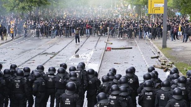Феновете на Динамо (Дрезден) раниха 185 полицаи след влизането на тима във Втора Бундеслига