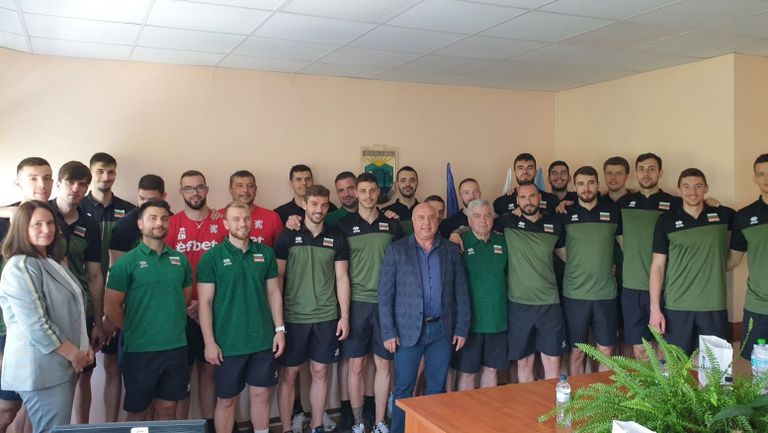 Кметът на Вършец приветства волейболните национали преди мачовете с Испания