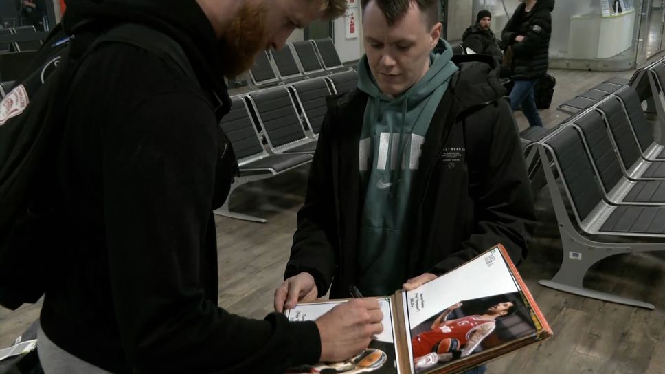 Фенове налазиха баскетболистите на Олимпиакос на летището в Каунас