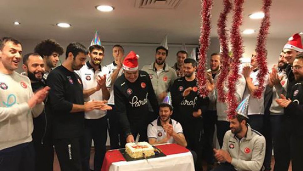 Камило Плачи стана Дядо Коледа в Турция