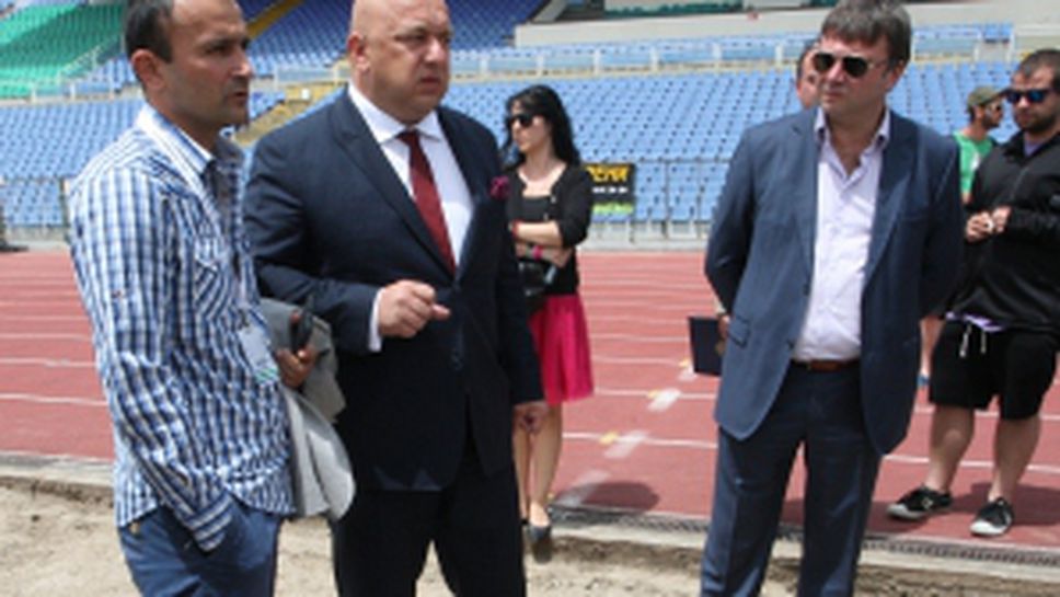 Красен Кралев инспектира стартиралия ремонт на стадион Васил Левски