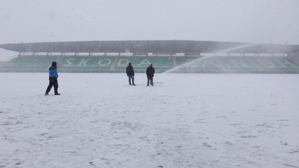 Сняг отложи мача между Бербатов и Хичо