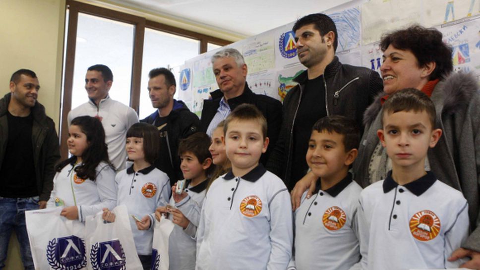 Футболистите на Левски наградиха децата от конкурса "Какво е Левски за мен"