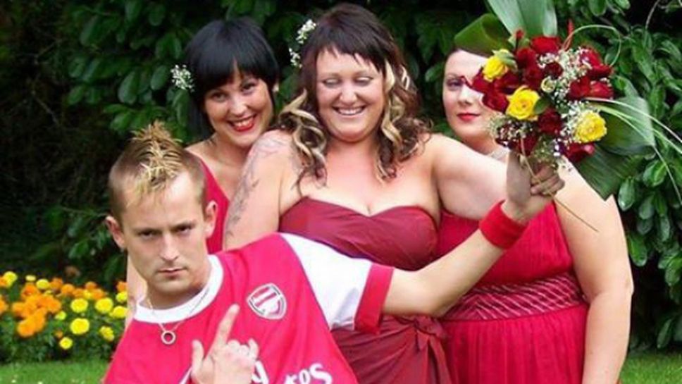 Английски фен се ожени в екип на Арсенал