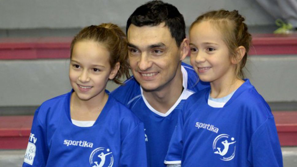 Владо Николов отваря школи във Варна и Русе