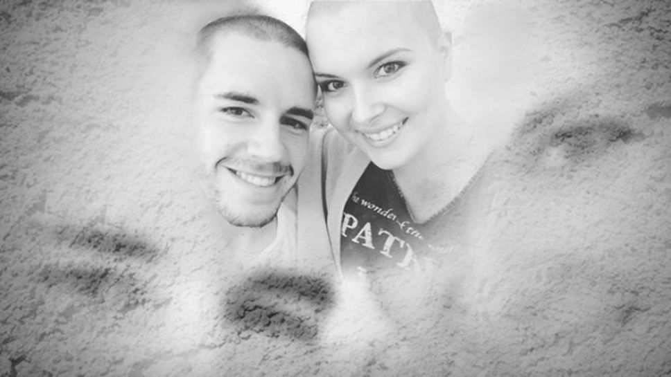 Футболист си острига косата, за да подкрепи болната си от рак приятелка