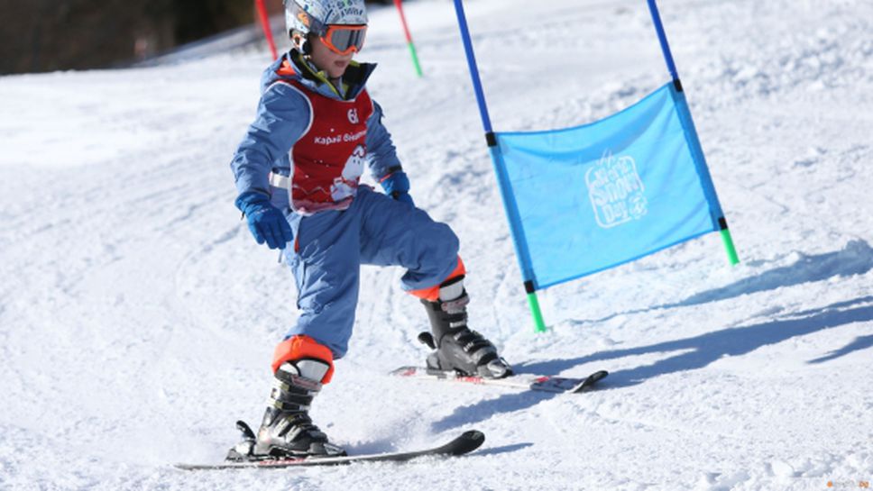 Деца и възрастни, българи и чужденци, се учат да карат ски на писта "Кулиното"