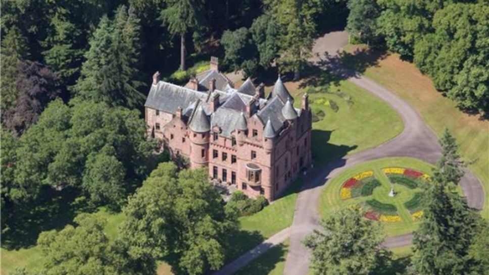 Фюри си купува замък в Шотландия
