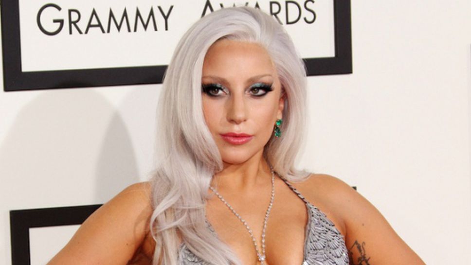 Лейди Гага пее химна на САЩ на Супербоул