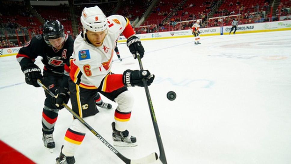 Защитник на Калгари получи 20 мача наказание за удар срещу съдия