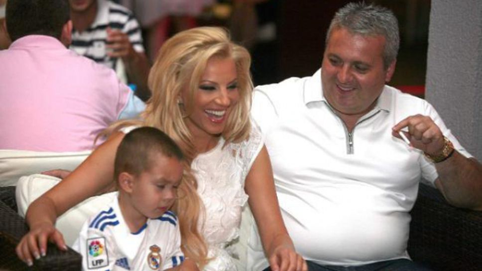 Емилия и Коко Динев отлетяха за Дубай