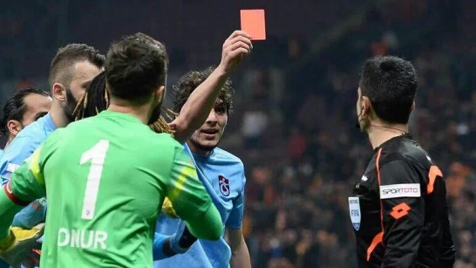 Играч показа червен картон на съдията в луд мач в Турция (видео)