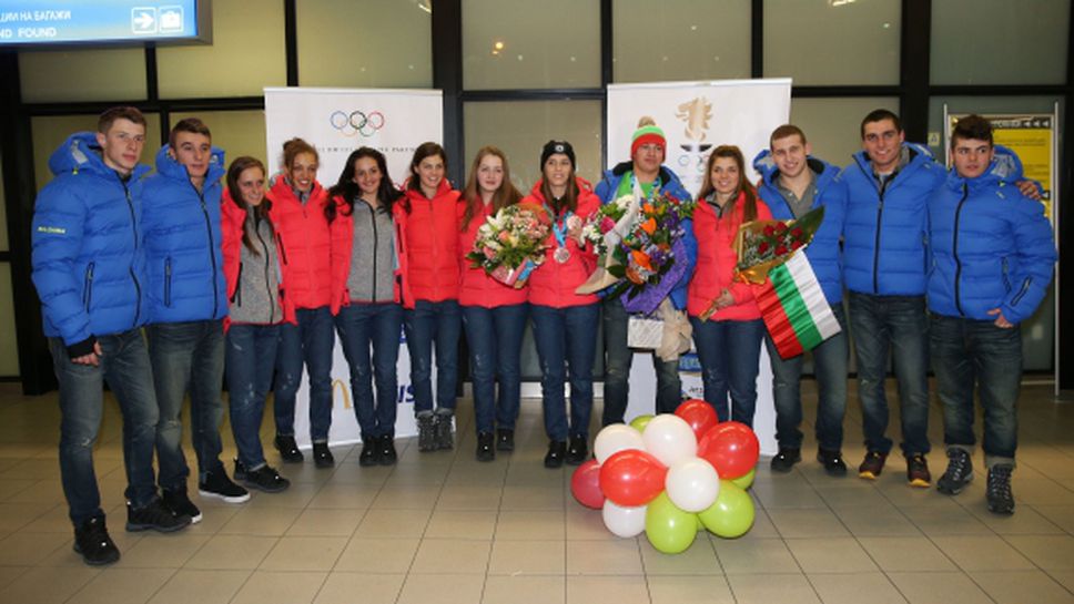 Цветя, отличия и много емоции при посрещането на младите ни олимпийци от Лилехамер (видео + галерия)