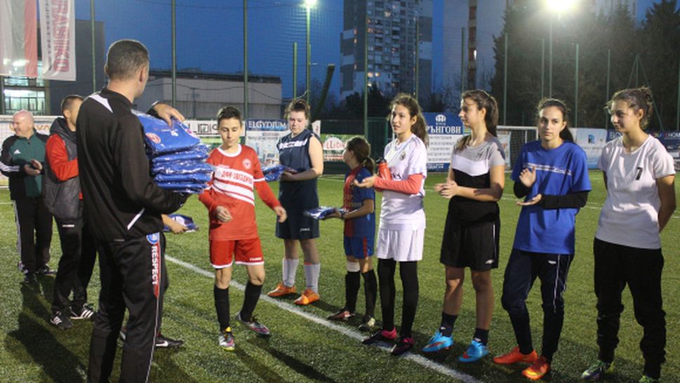 Футболните дами на Бургас с нова екипировка