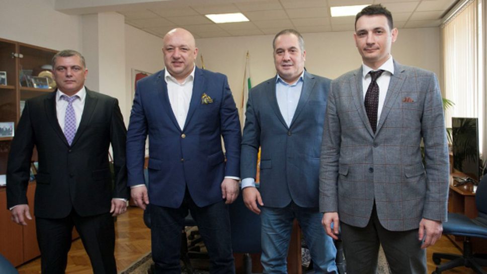 Бинев и Михайлов си стиснаха ръцете за таекуондото пред министър Кралев