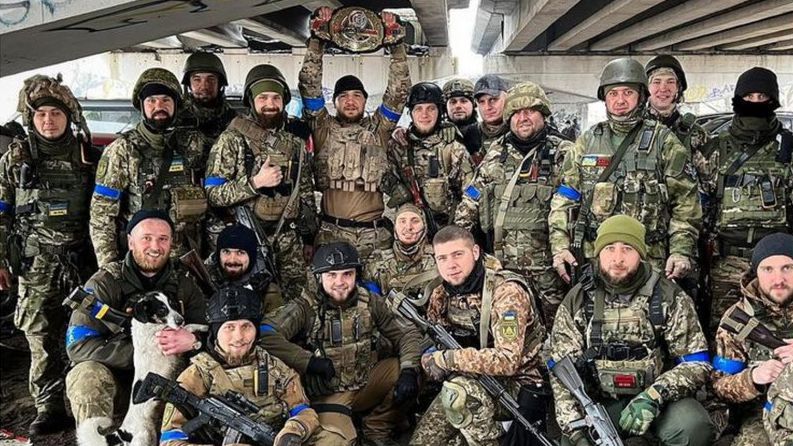 Ярослав Амосов зарязва войната, за да се върне в ММА